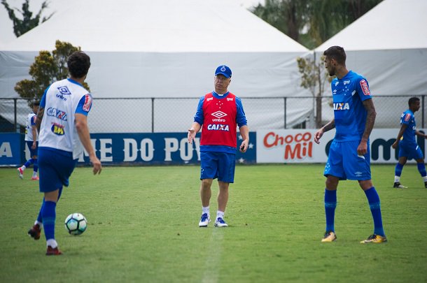 Hudson deixa treino de maca e vira dúvida no Cruzeiro para duelo contra Palmeiras