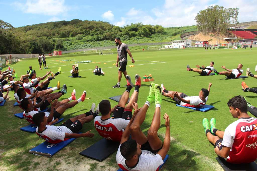 Jogadores do Vitória se preparam para enfrentar o Atlético-GO nesse domingo