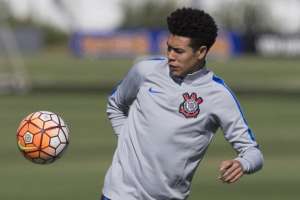 Com dores na coxa, meia vira desfalque corintiano contra a Ponte Preta