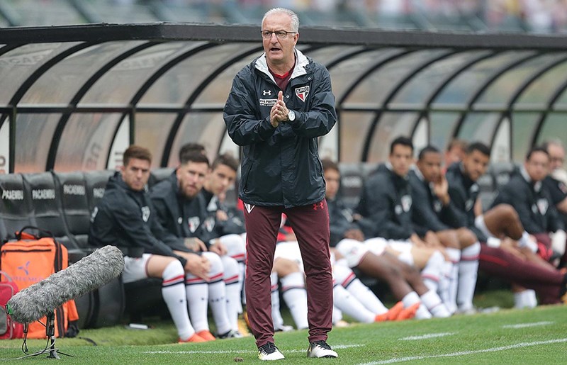 Dorival não quer que São Paulo relaxe após vitória no clássico 