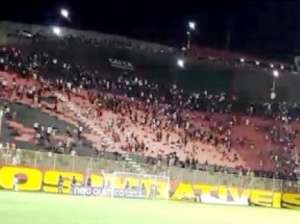 Torcida do Vitória depreda carros de jogadores no estacionamento do Barradão
