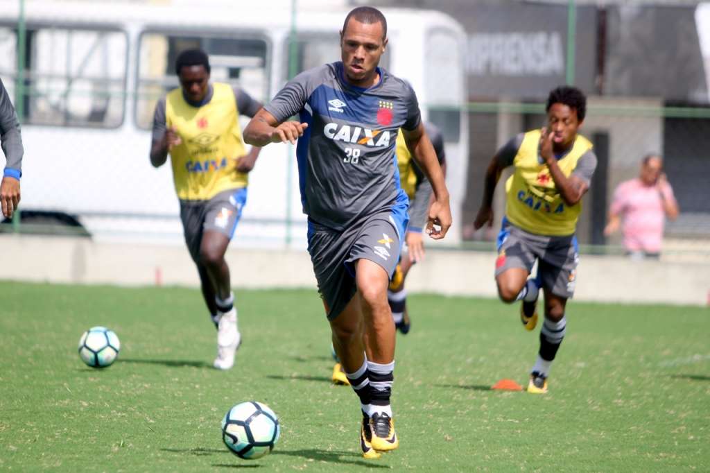 Luis Fabiano volta a treinar e deve reforçar o Vasco no domingo