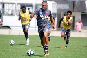 Luis Fabiano volta a treinar e deve reforçar o Vasco no domingo