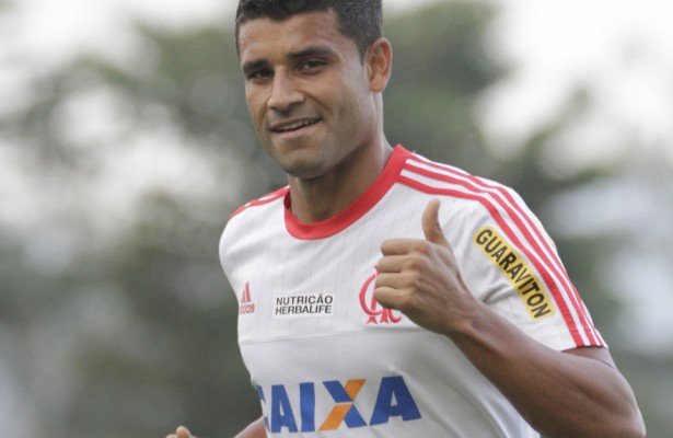 Recuperado de tumor, Ederson volta a treinar no Flamengo