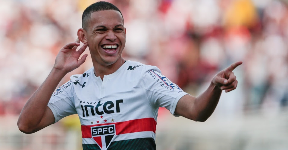 Marcos Guilherme leiloa camisa em prol da GRAACC (Foto: Rubens Chiri / SPFC)