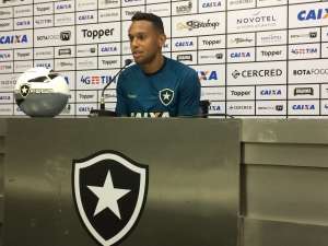 Lateral diz ter renovação encaminhada e projeta titularidade no Botafogo