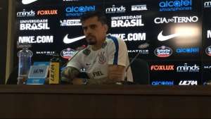 Fagner diz que ausência na seleção não atrapalha seu desempenho no Corinthians