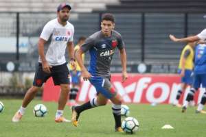 Paulinho se reapresenta, treina e pode ganhar vaga de titular no Vasco