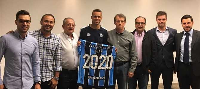 Grêmio anuncia renovação de contrato com atacante Luan até dezembro de 2020