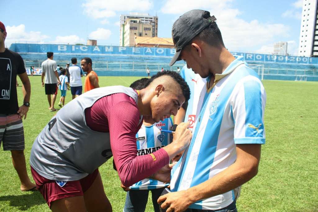 Torcedor aproveitou para conseguir autógrafo de Bergson. (Foto: Fernando Torres / Paysandu)