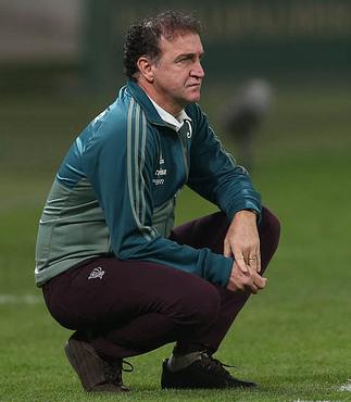 Nem a calça vinho livrou Cuca de derrota no 1.º turno: 2 a 0