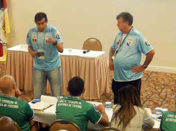 Márcio Verri Brandão e Carlos Donizete Pianosqui durante a palestra sobre as Regras 06 e 11 - Divulgação