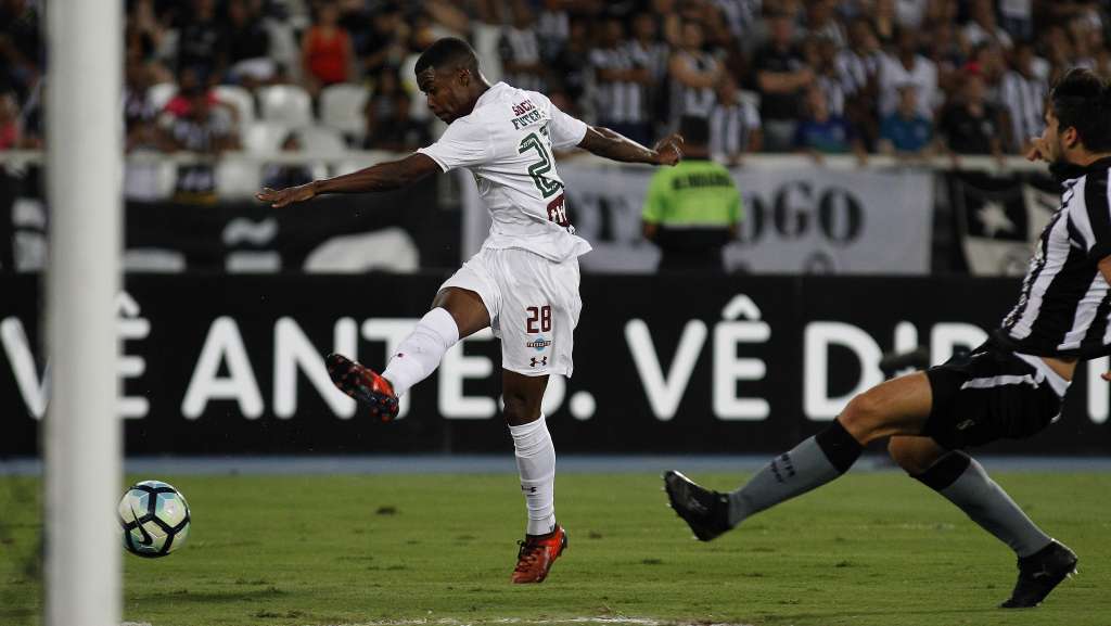 Flu vence clássico e respira no Brasileirão