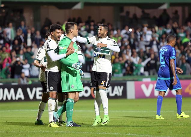 De pênalti, goleiro Wilson marcou um dos gols contra o Avaí. (Foto: Divulgação / Coritiba 