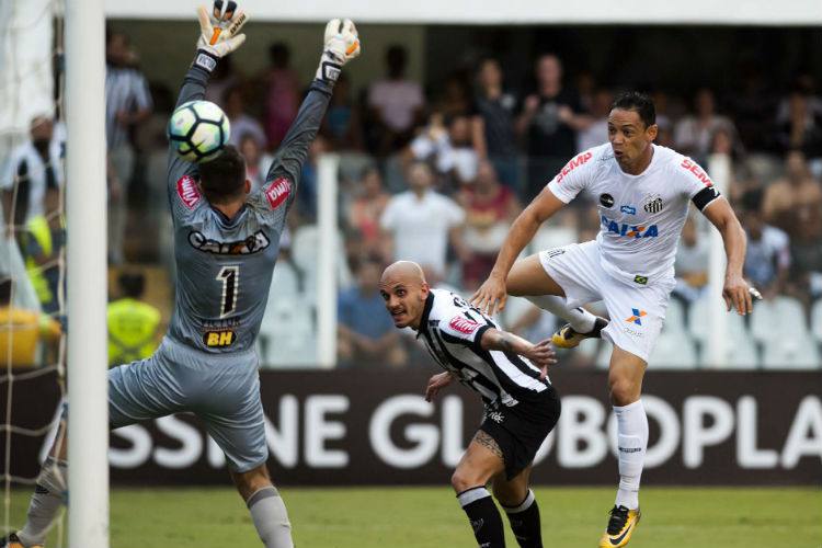 Oswaldo lamenta gols levados em bolas aéreas, mas exibe otimismo com Atlético-MG