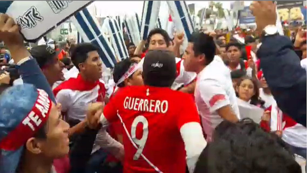 Centenas de peruanos foram passar apoio ao atacante Guerrero no desembarque em Lima