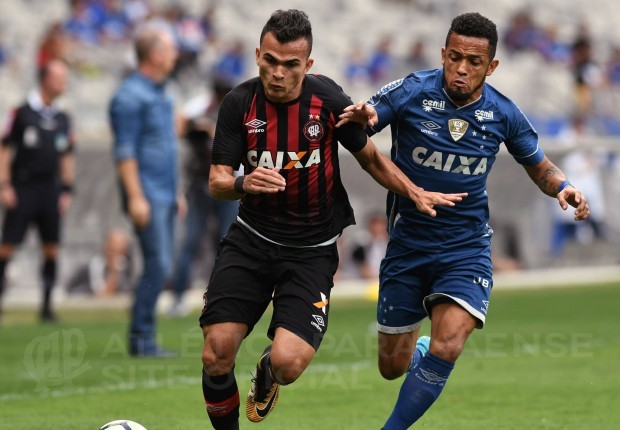 Lucas Fernandes disputa bola com Rafinha: Cruzeiro levou a melhor sobre o Atlético-PR - Foto: Mauricio Mano/Atlético-PR Lucas Fernandes disputa bola com Rafinha: Cruzeiro levou a melhor sobre o Atlético-PR - Foto: Mauricio Mano/Atlético-PR