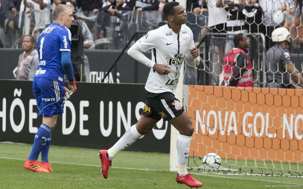 Jô marcou o terceiro gol do Corinthians na vitória sobre o Palmeiras. (Foto: Daniel Augusto Jr / Ag Corinthians)