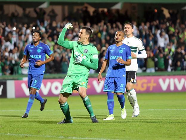Com dois pênaltis defendidos e um gol em dois jogos, Wilson vira herói no Coritiba