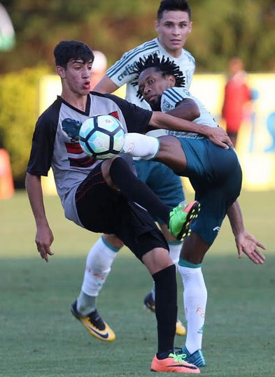 Pedrinho, de apenas 17 anos, ganha experiência no Oeste, que briga pelo acesso