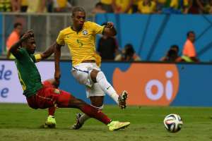 Amistosos: Em situações opostas, Fernandinho e Giuliano tentam se garantir na seleção