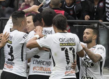 Clayson, à direita, festeja gol corintiano em Itaquera