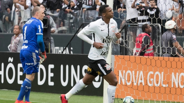 Tropeço em clássico traz à tona fraqueza nas duas laterais do Palmeiras