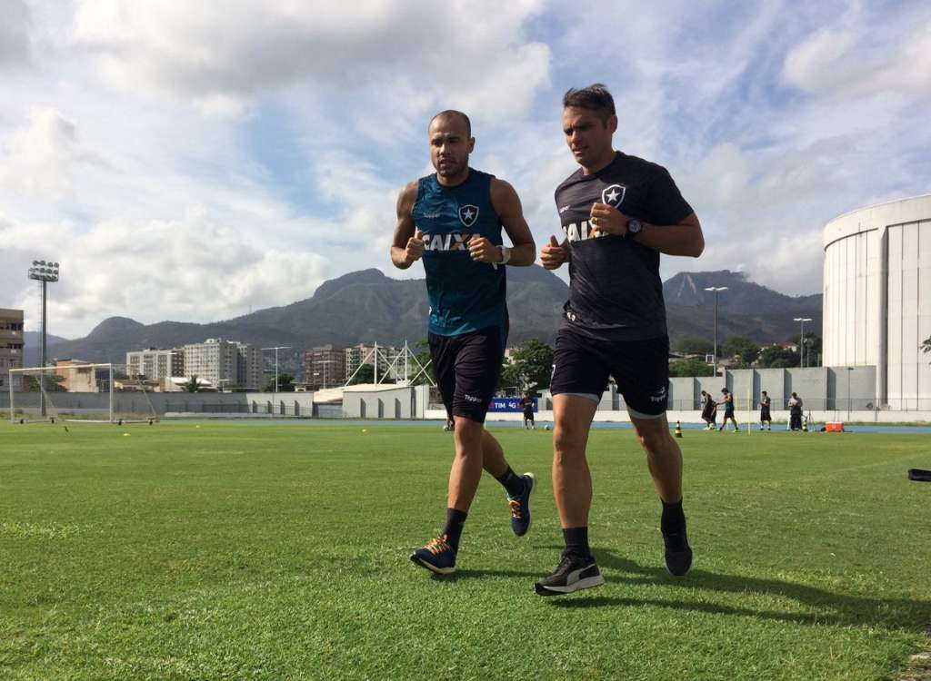 Roger voltou a treinar na manhã desta terça-feira. (Foto: Twitter do Botafogo)