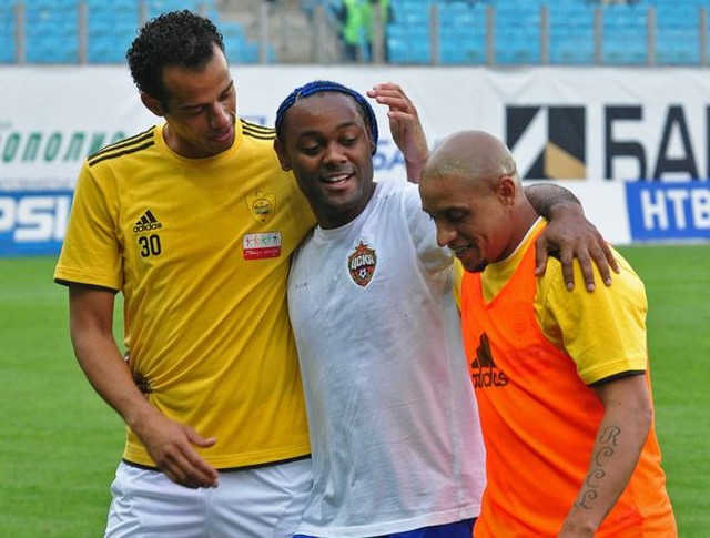 João Carlos (à esquerda), que atuou com Roberto Carlos no Anzhi, vai defender o Madureira no Campeonato Carioca de 2018 (Foto: Divulgação/Anzhi) 