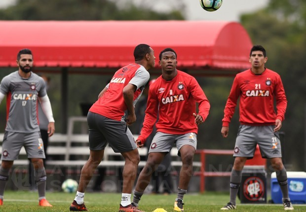 Focado em subir na tabela, Fabiano Soares prega ânimo ‘extra’ do Atlético-PR