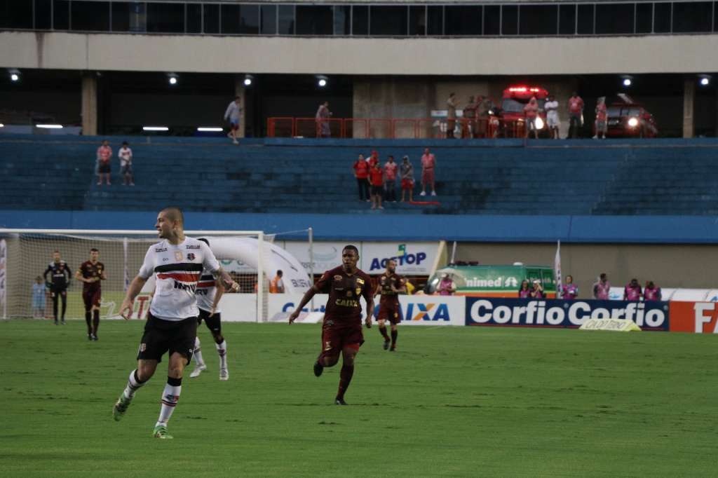 Elenco do Santa Cruz estudava entrar em greve por conta dos salários atrasados
