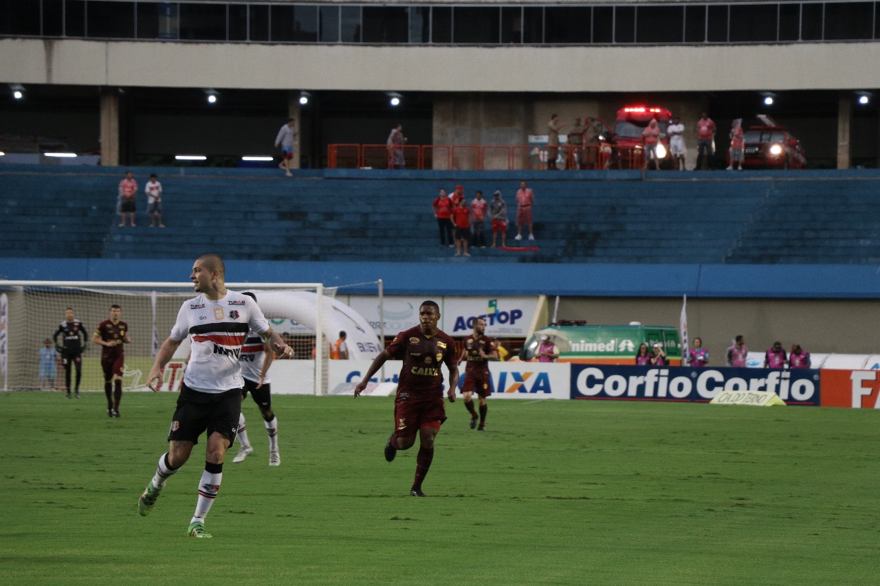 Série B: Santa Cruz paga um mês de salário atrasado e afasta possibilidade de greve