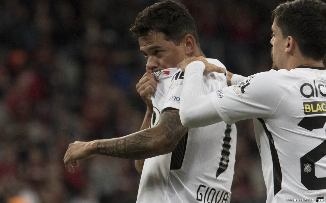 Giovanni Augusto celebra gol e Carille destaca ter elenco do Corinthians nas mãos