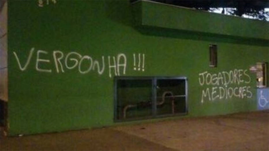 Torcedores picham muro da arena do Palmeiras e pedem Felipe Melo na equipe