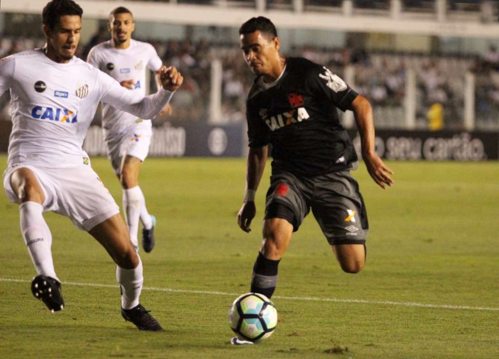 Irritado com Lucas Lima, Elano diz que falará com meia após provocação à torcida