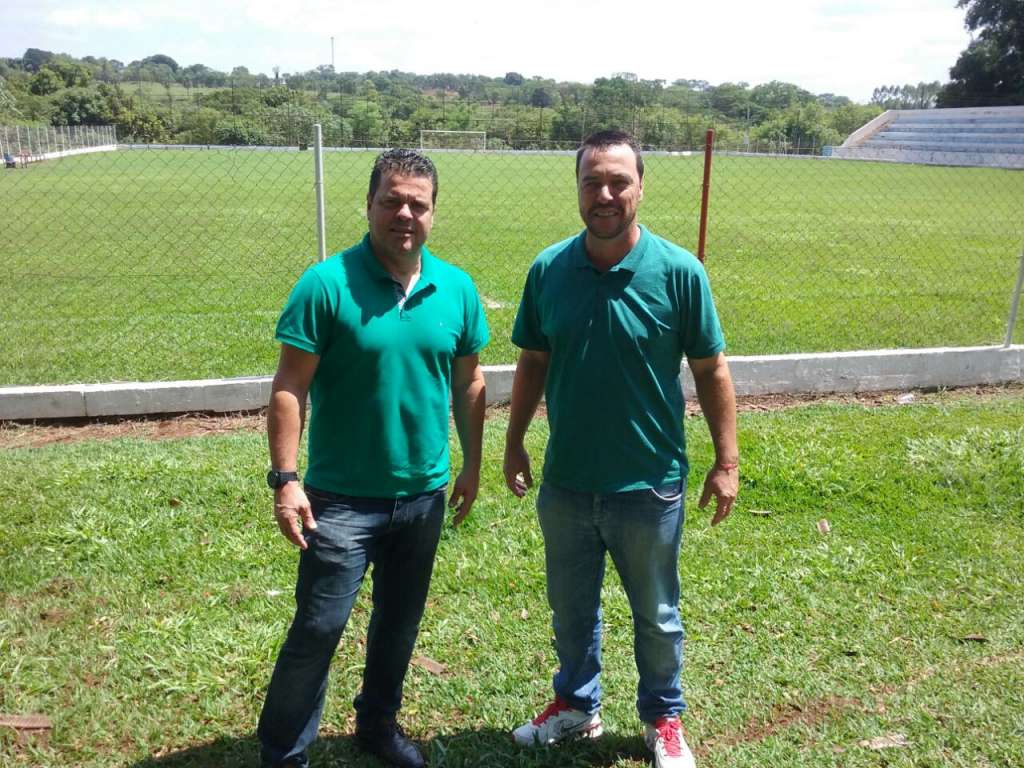 O técnico Paulinho Maclaren e o preparador físico, César de Cillo, no campo do Frigorífico 