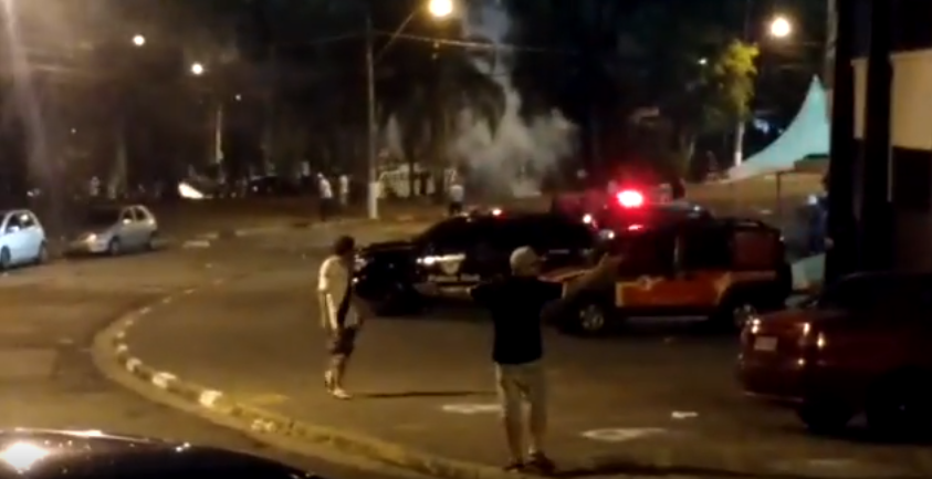 Polícia usou bombas de efeito moral para conter torcedores.