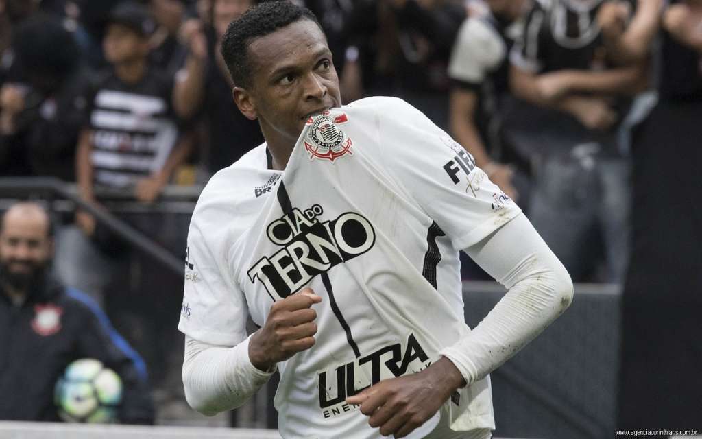O atacante Jô pediu pés no chão para os companheiros de Corinthians