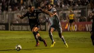 'Vamos dar a vida para salvar a Ponte Preta', diz Danilo Barcelos em nome do elenco