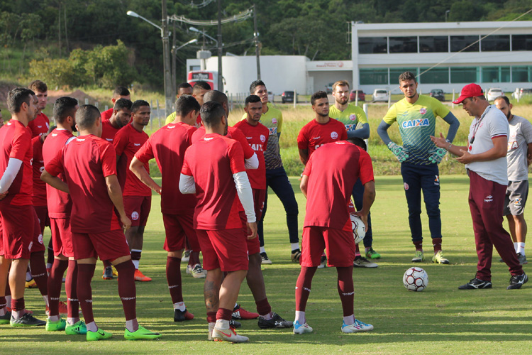 Série B: Roberto Fernandes se reúne com elenco do Náutico e cobra motivação