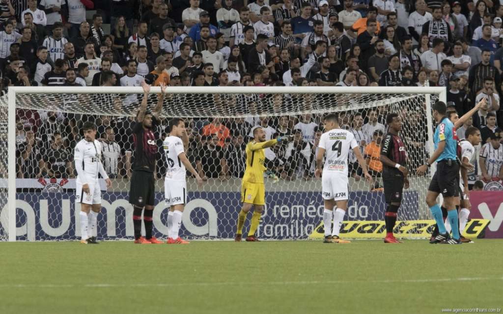 O goleiro Walter vai ficar afastado dos gramados de três a quatro meses