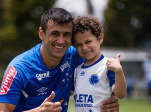 Robinho, do Cruzeiro, completa 30 anos e aniversário do filho é combustível contra o Flu