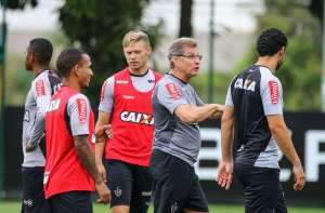 Com mais três fora, Oswaldo quebra a cabeça para escalar Atlético-MG contra o Bahia