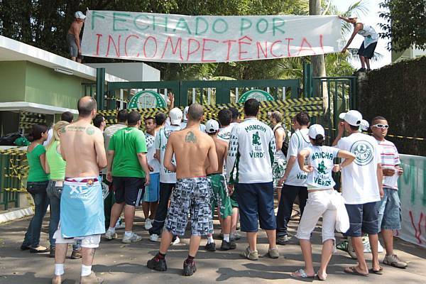 Organizada protesta antes de jogo do Palmeiras e pede demissão de 11 jogadores