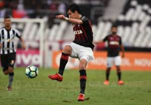 Após vitória fora de casa, atacante do Atlético-PR quer time forte na reta final