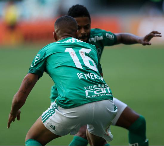Michel Bastos comemora gol com Deyverson (Foto: César Greco / Palmeiras)