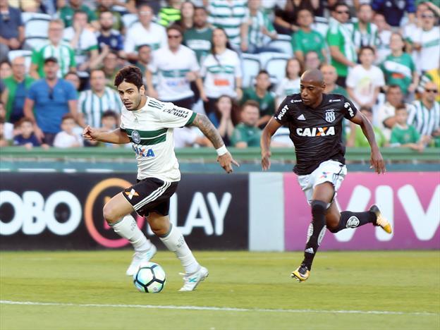 Jefferson corre atrás de Henrique Almeida: Ponte Preta segue com mau retrospecto fora - Foto: Divulgação Coritiba
