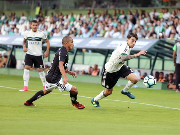 Rildo passa por Nino Paraíba: Coritiba esbarrou na Ponte Preta - Foto: Divulgação Coritiba FC