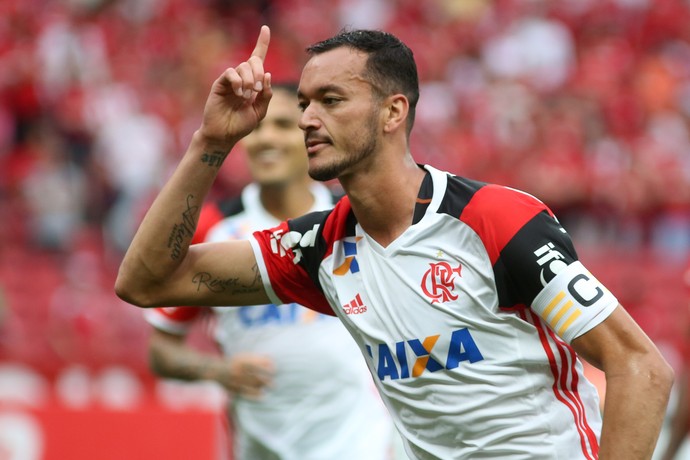 Em recuperação de lesão, Réver volta aos treinos no gramado no Flamengo