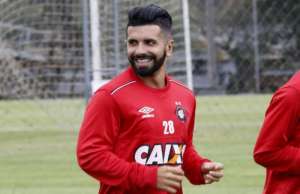 Meia do Atlético-PR sonha com vaga na Libertadores: 'Futebol não é matemática'